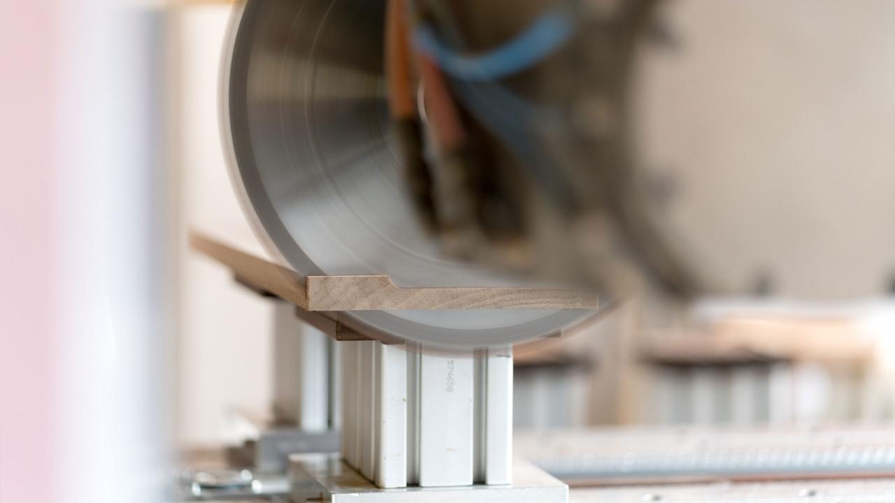 The-Butler_David-Chipperfield_e15-furniture-makers_American-willow_Wolfram-Scheible_Making_Detail-(13)_carousel.jpg