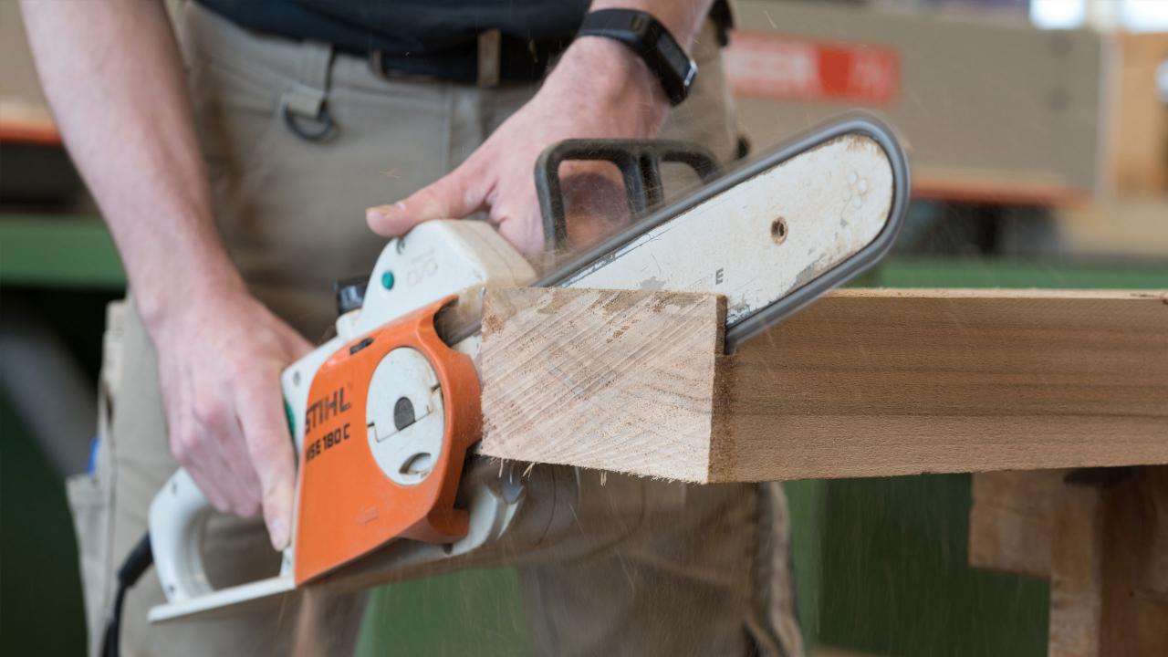 The-Butler_David-Chipperfield_e15-furniture-makers_American-willow_Wolfram-Scheible_Making_Detail-(6)_carousel.jpg