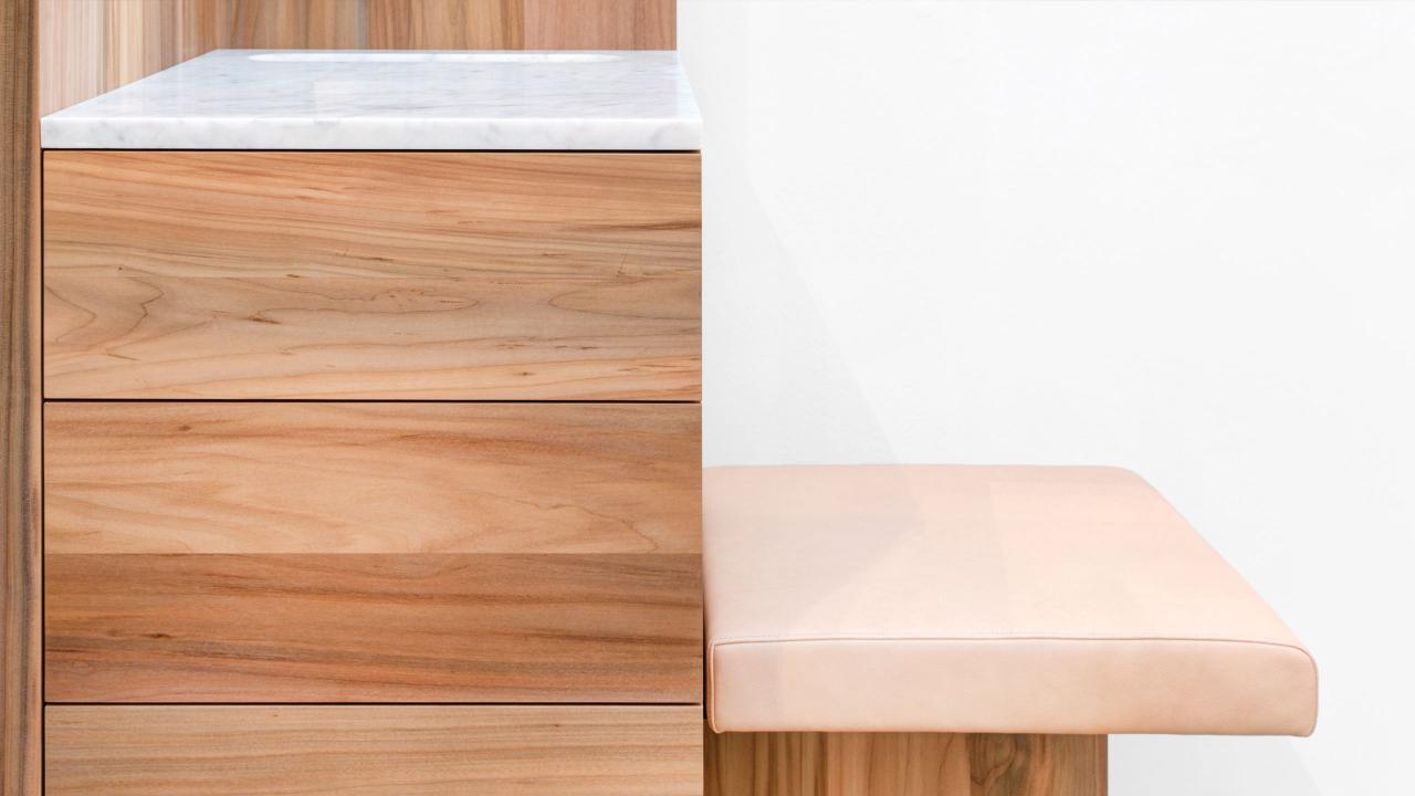 The-Butler_American-willow-hardwood_David-Chipperfield-Architects_e15-furniture-makers-(5)_carousel.jpg